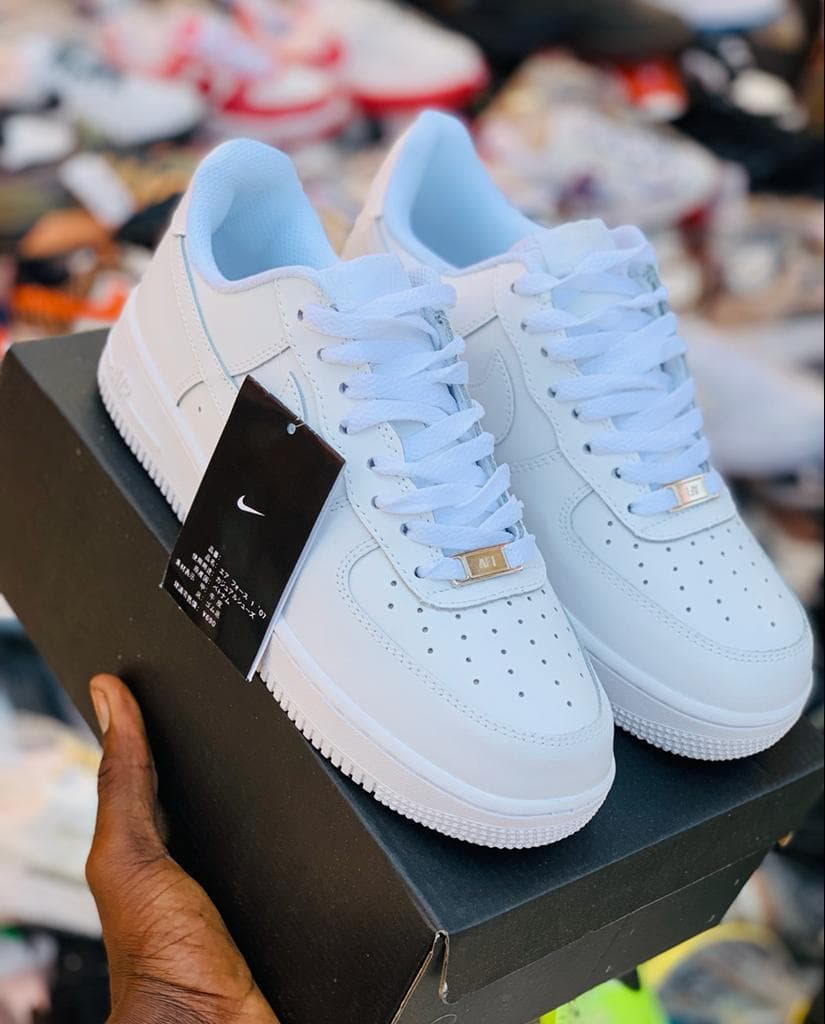 NIKE AIR FORCE 1 LOW "TRIPLE WHITE"